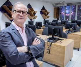Vice-reitor da UnB, professor Márcio Muniz, visita o novo laboratório de Inteligência Artificial, no Bloco de Salas de Aula Norte (BSAN). 20/03/2026. Foto: Beto Monteiro/Ascom GRE